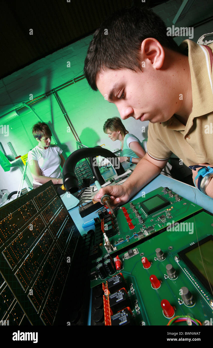junge männliche Arbeiter in Elektronik-Fabrik Stockfoto
