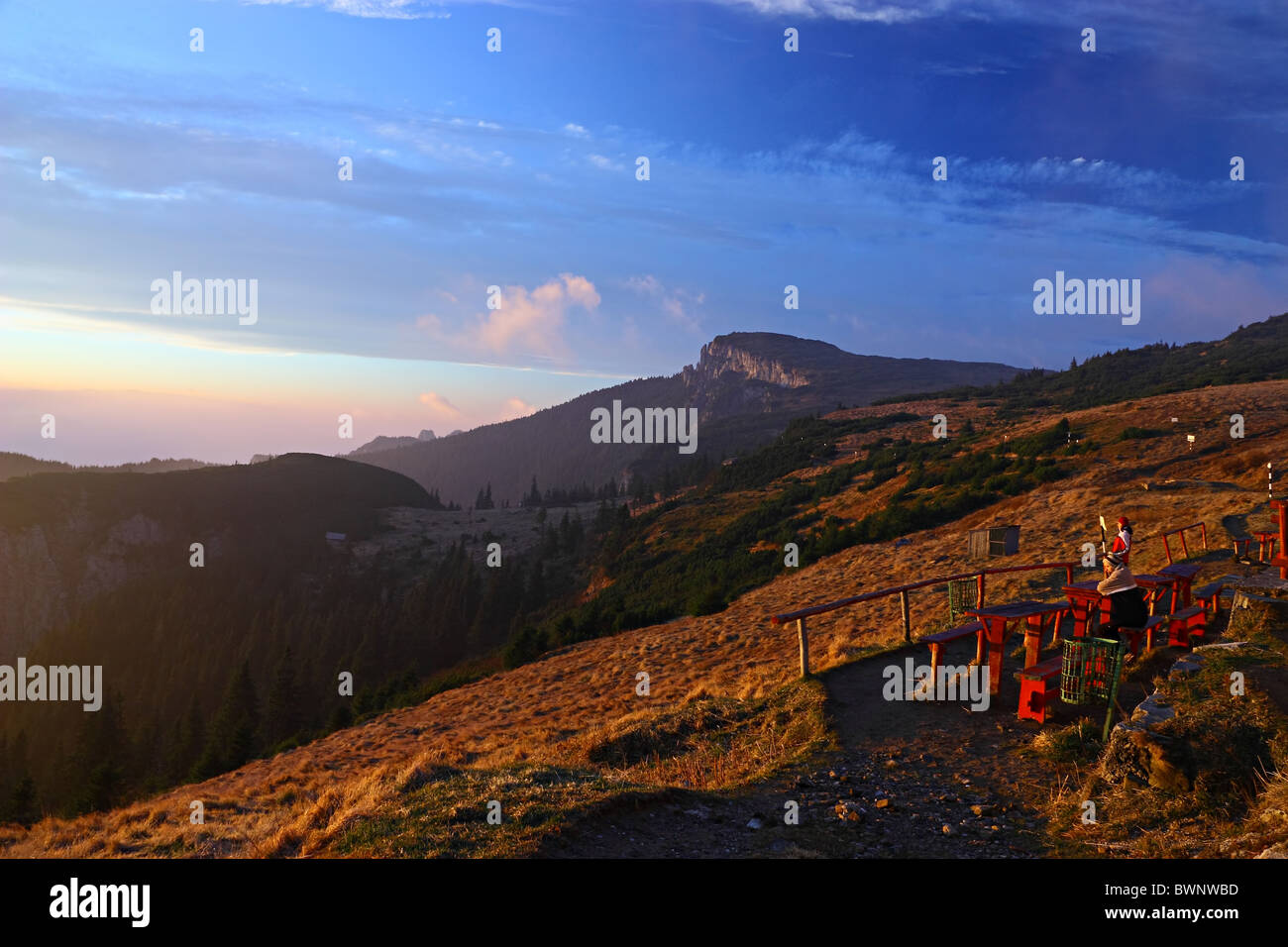Leute kamen aus der Kabine und genießen Sie den Berg Sonnenaufgang Stockfoto