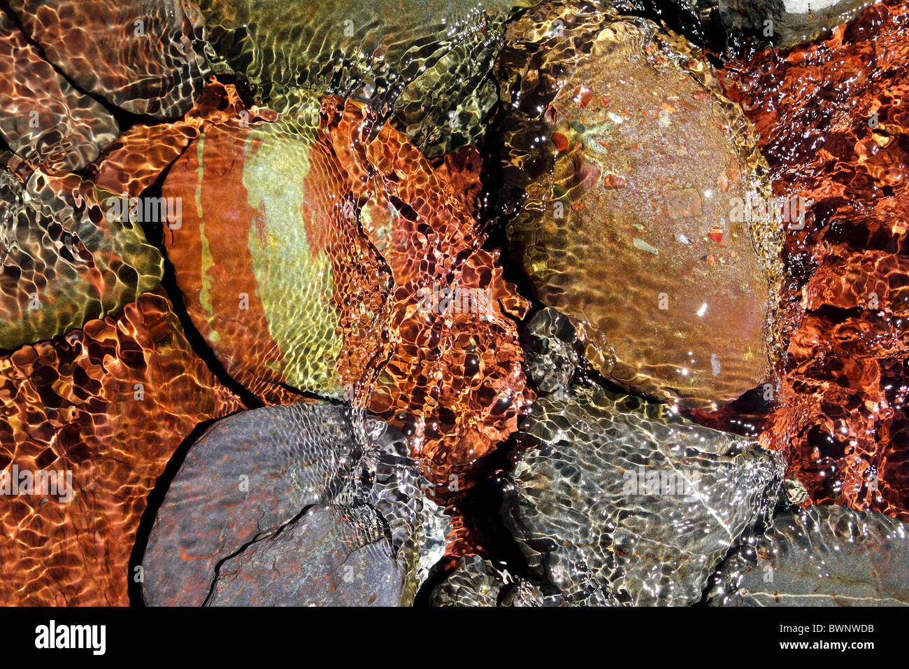 Fluss Wasserstrom unteren roten Felsen Transparenz Textur Hintergrund Stockfoto