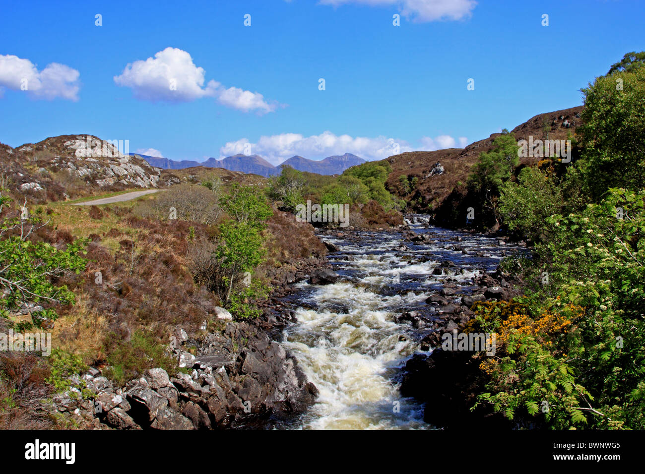 UK Sutherland Highland The River Inver und Berg von Quinag nahe Lochinvar Stockfoto