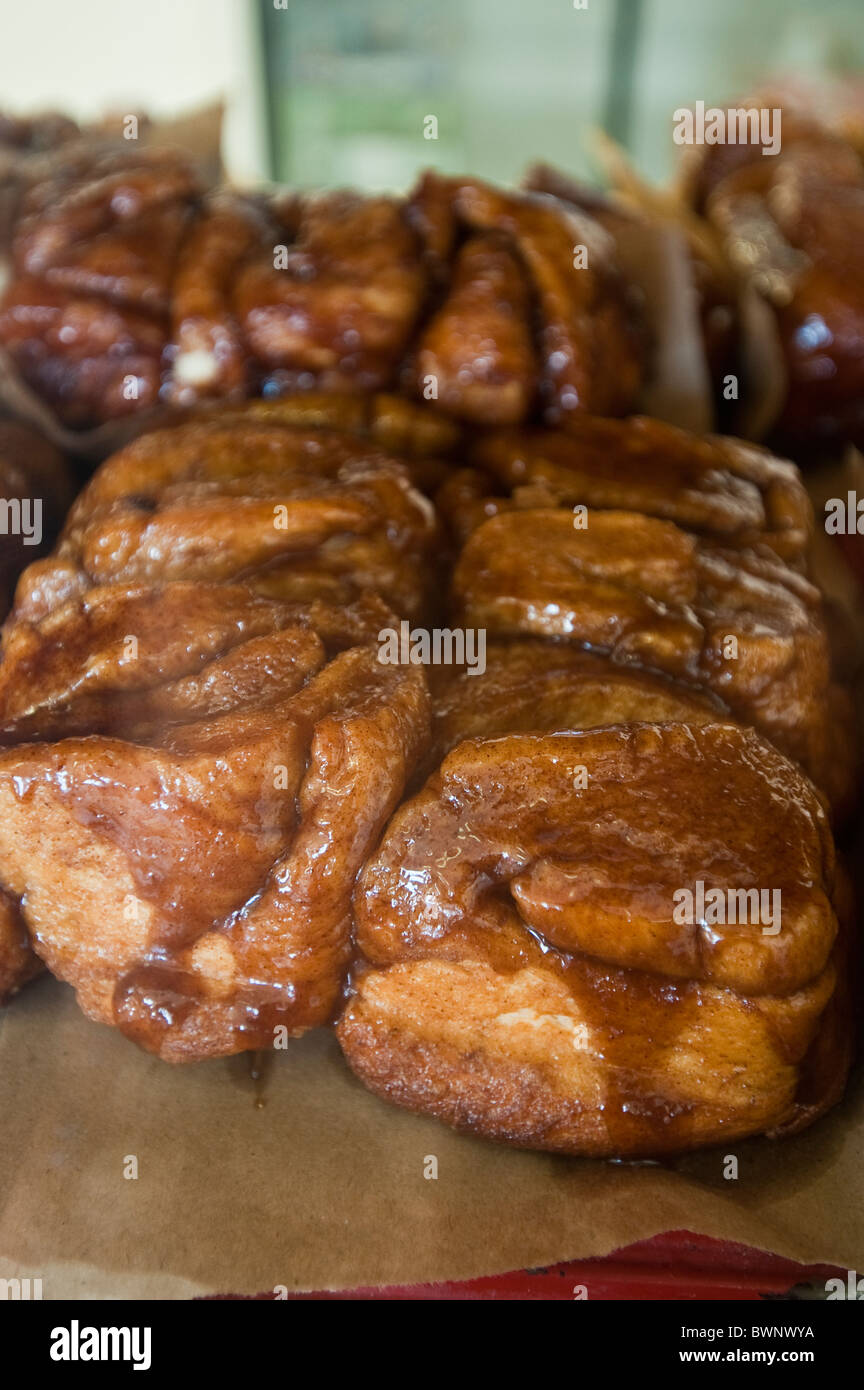 Klebrige Brötchen in Kellys Bäckerei, Alma, New Brunswick, die Maritimes, Kanada. Stockfoto