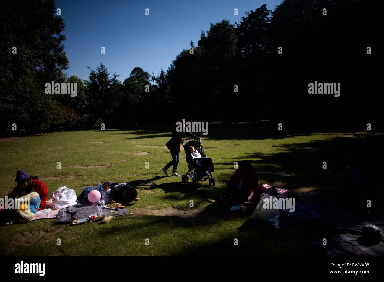 Adriana Lopez, 23, trägt ihre Tochter Citlatli Lopez, 6, hat eine zerebrale Zyste in einem öffentlichen Park in Mexiko-Stadt Stockfoto