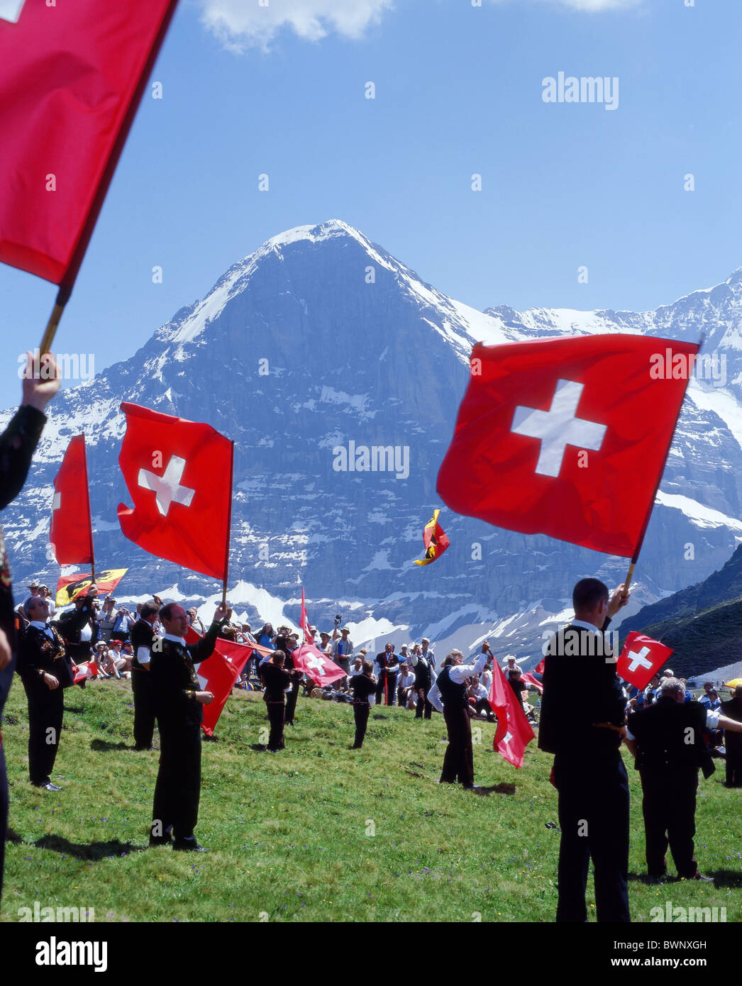 Schweiz Europa Berner Oberland männlichen Kanton Bern Fahne Flagge Werfer  Fahnen traditionelle e werfen Stockfotografie - Alamy