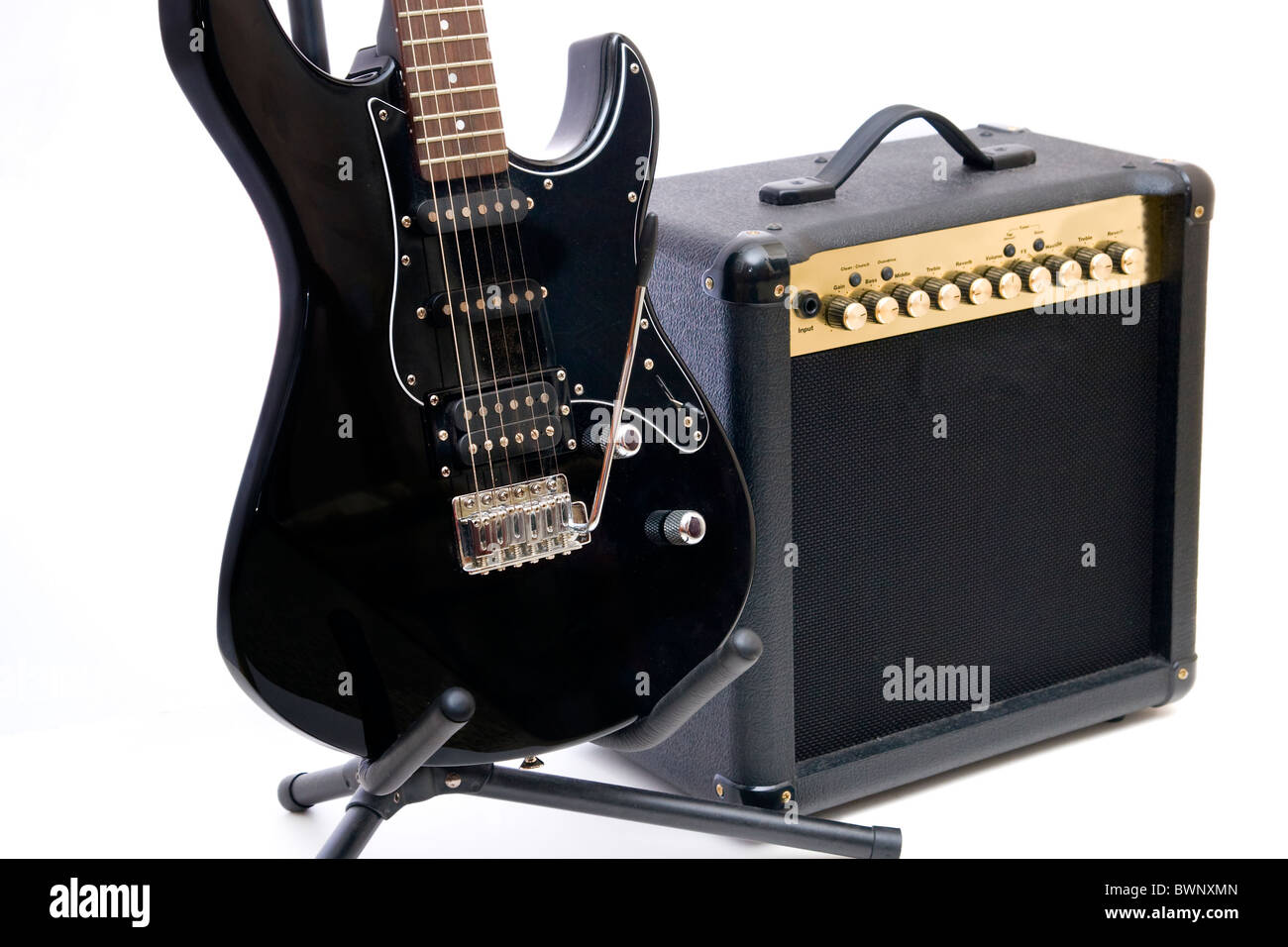 E-Gitarre und Verstärker isoliert auf weißem Hintergrund Stockfoto