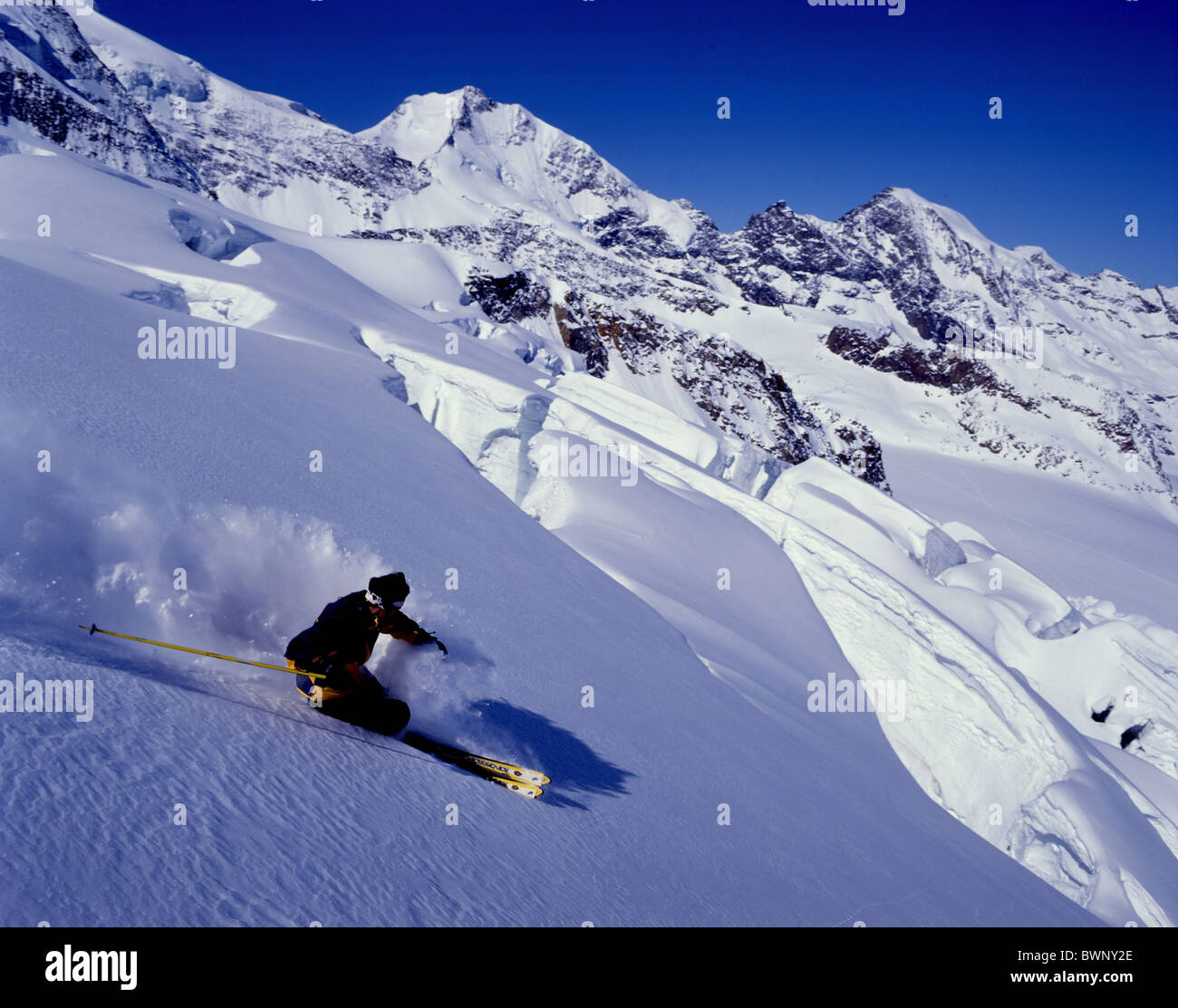 Schweiz Europa Kanton Graubünden Graubünden Graubünden Ski Pers Gletscher Skifahren Bernina Gebiet Skifahrer Tiefschnee P Stockfoto