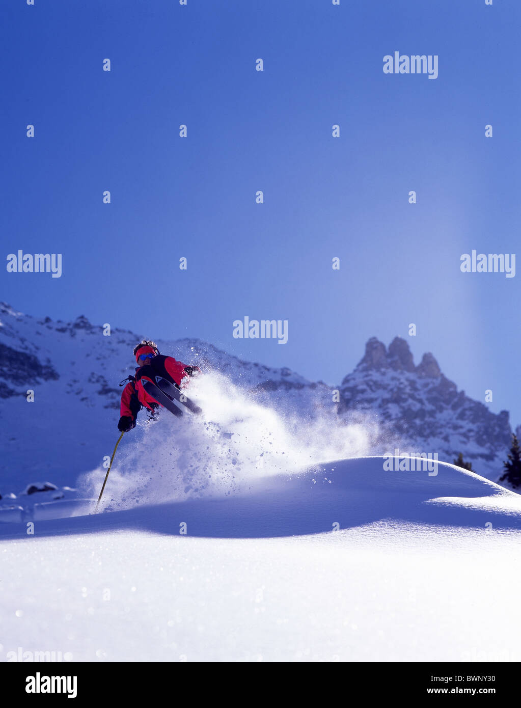 Schweiz Europa Kanton Graubünden Graubünden Graubünden Ski Furtschellas Ski Jump springen Skifahrer Tiefschnee Stockfoto