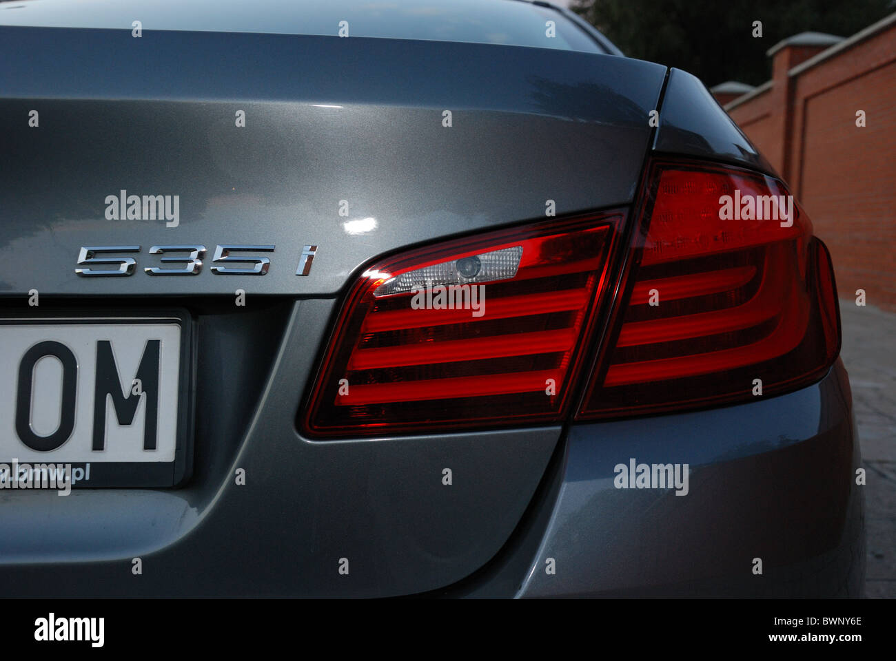BMW 535i - mein 2010 - grau Metallic - vier Türen (4D) - Premium-deutschen höheren Klasse Limousine, Segment (Segment Executive) E - boot Stockfoto