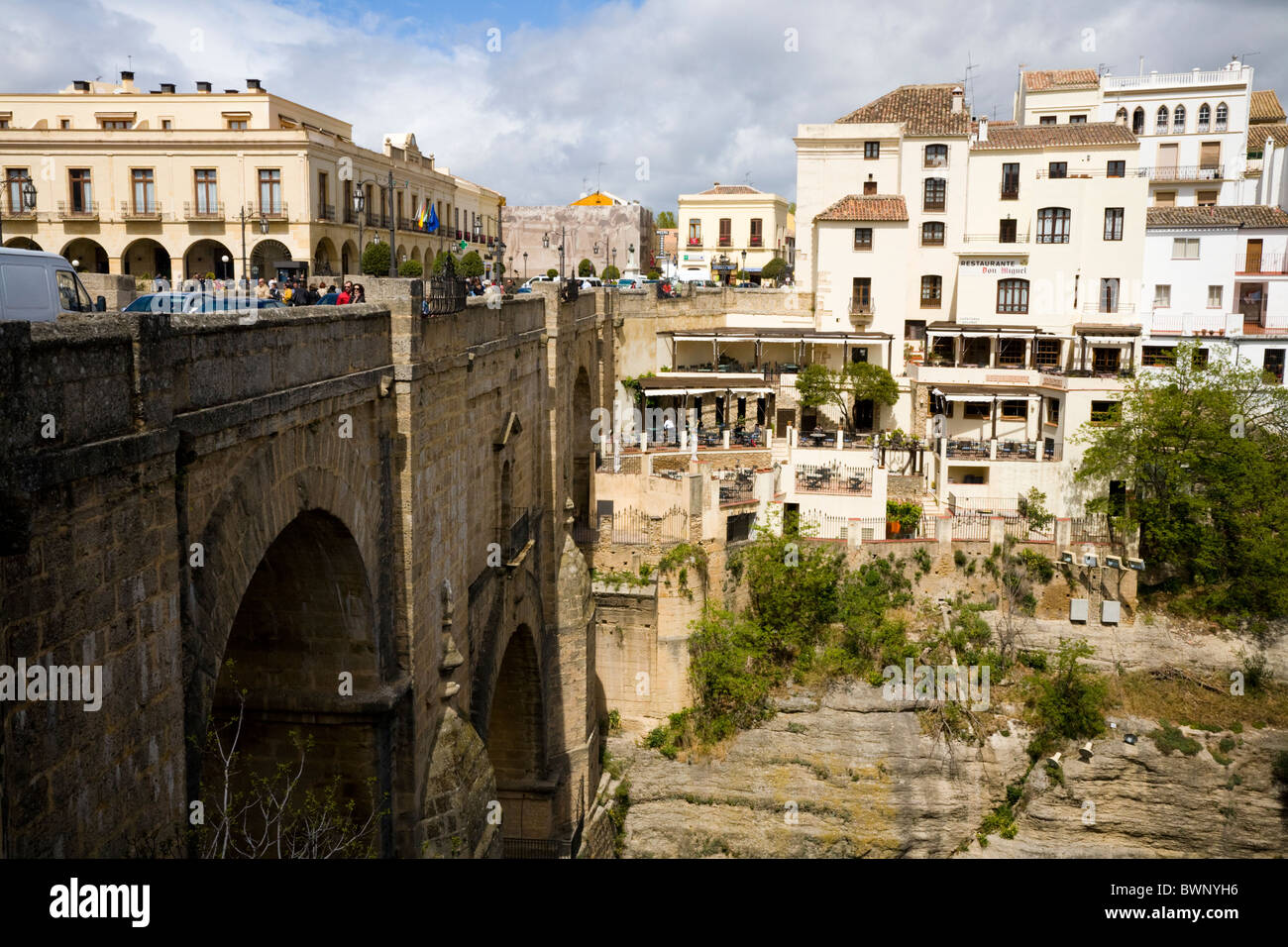 Berühmte steinerne Brücke & umliegenden Gebäude – die erstreckt sich über die Tiefe El Tajo Schlucht & Fluss Guadalevin. Spanische Stadt Ronda, Spanien Stockfoto