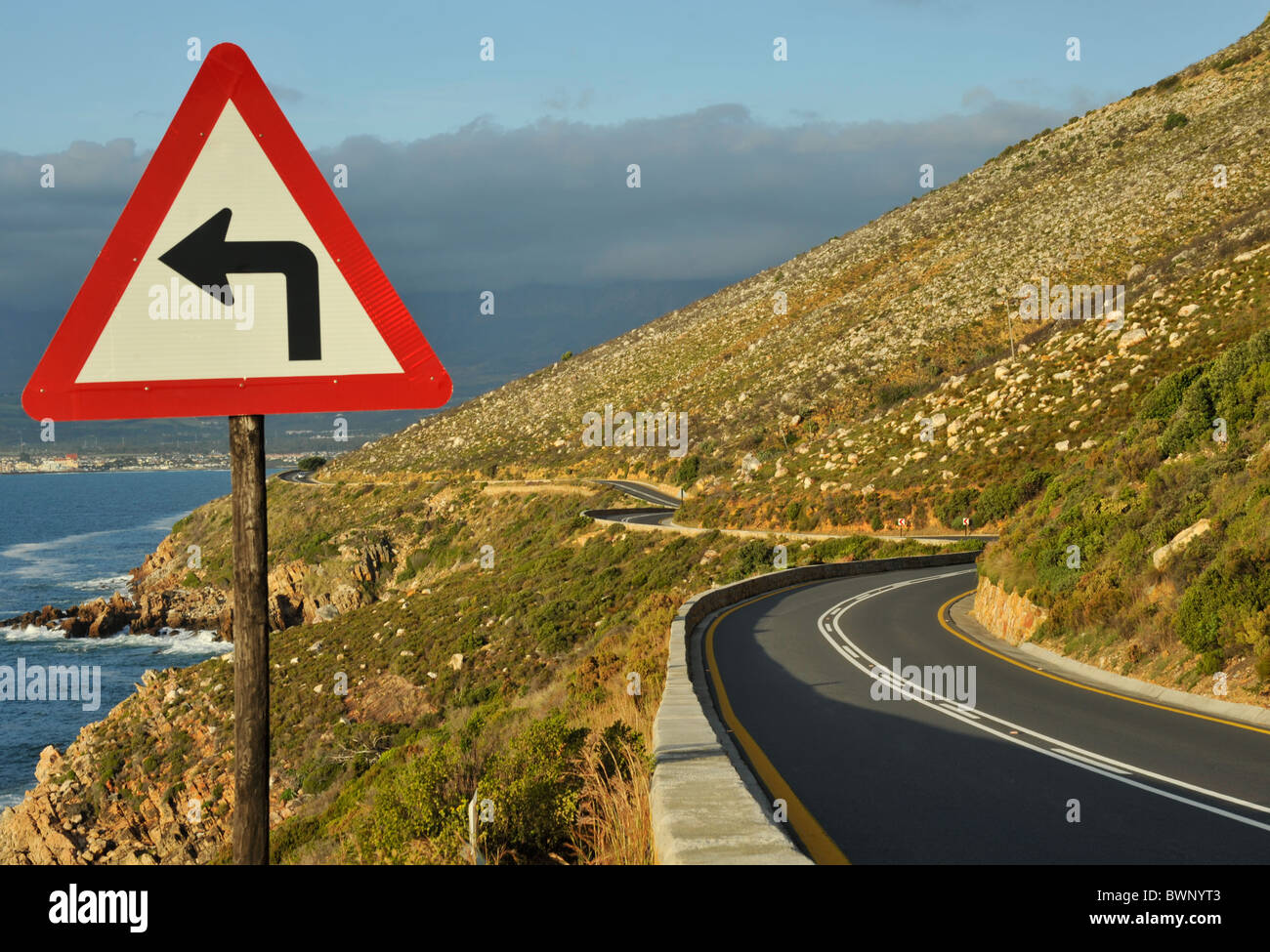 Scharfe Linkskurve Warnschild R44 landschaftlich schöne Strecke von Gordons Bay Cape Town Südafrika reisen Stockfoto