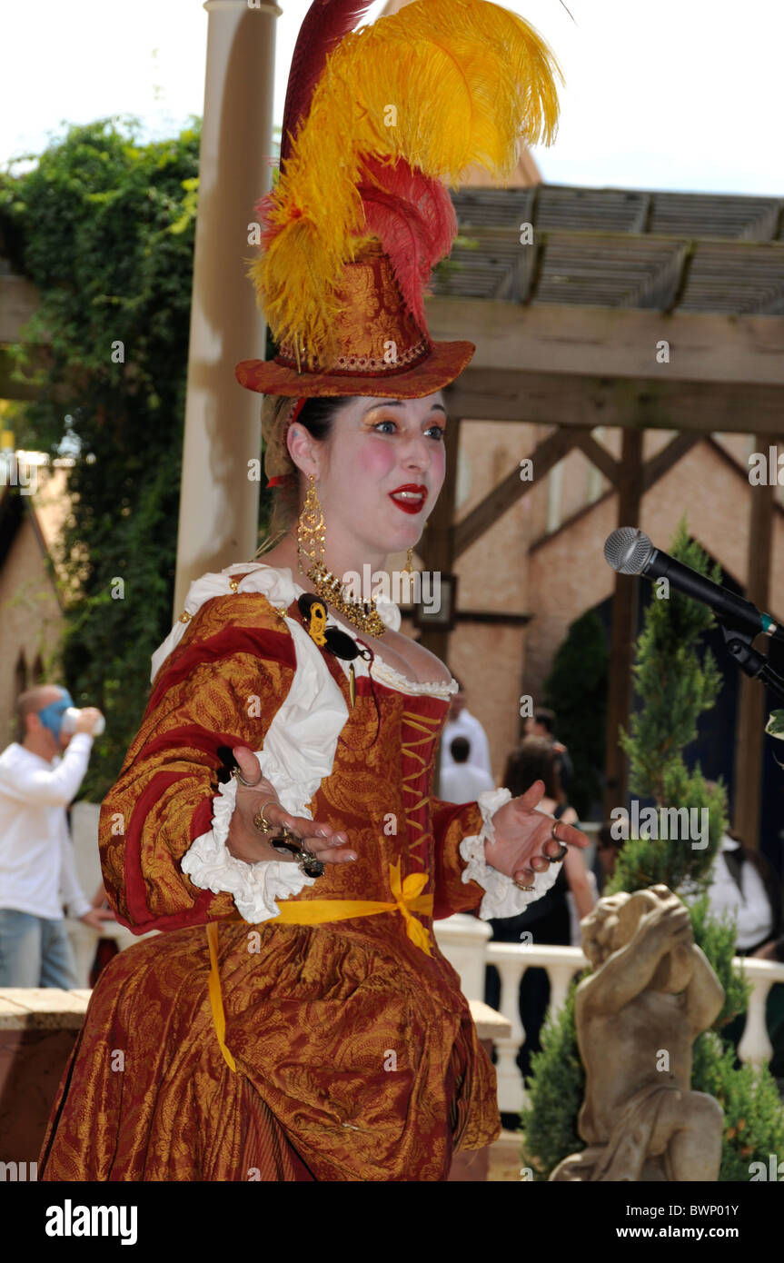 Frau, gekleidet in mittelalterliche Kleidung auf dem Mittelalterfest in Crownsville, Maryland Stockfoto