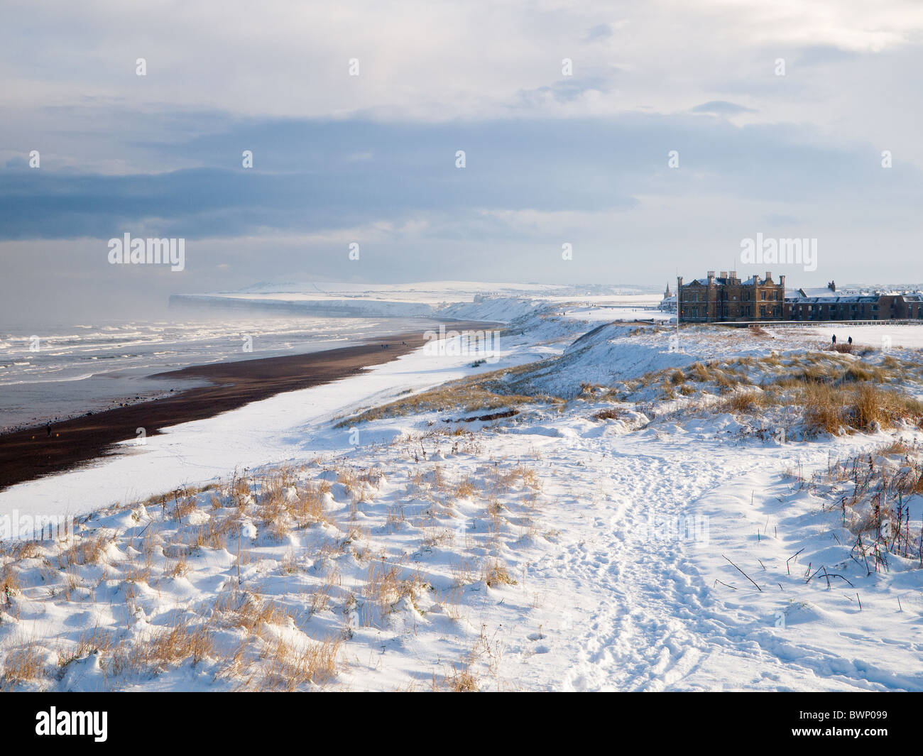 Cliff House und den Strand von Marske By the Sea an einem verschneiten Wintermorgen November 2010 Stockfoto