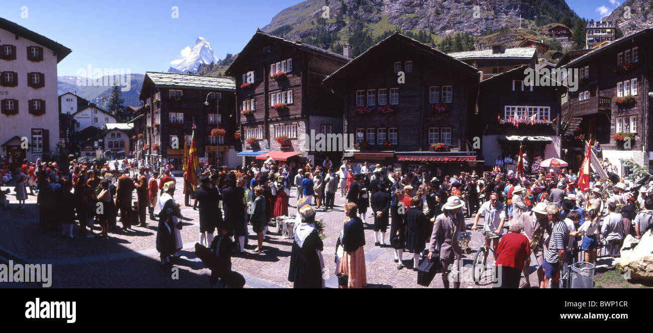 Schweiz Europa Kanton Wallis Zermatt Dorf Musikfestival Menschen traditionelle Kostüme Folklore Traditio Stockfoto