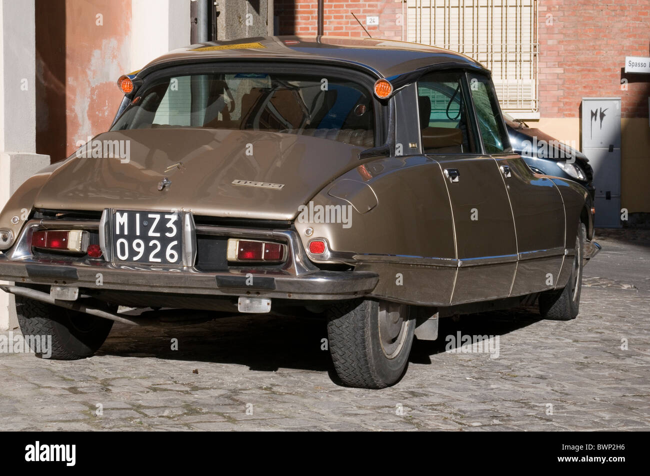 Citroen ds klassische französische Auto Autos Stil Styling Frankreich Retro-stilvolle moderne Deko Kunst Hydrogas Fahrwerk glatt gestylt Stockfoto