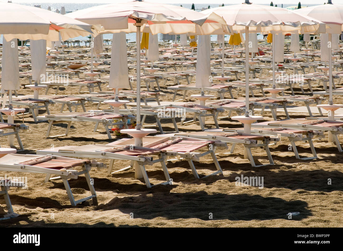 Sonnenliege Sonnenliege auf italienische private Strand Strände Paket Urlaub Tourismus Tourist Italien Liegewiese Sonne Sonnencreme Sonnenbaden s Stockfoto