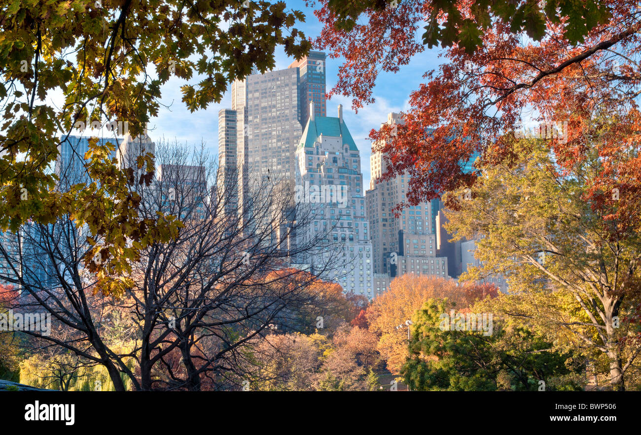 Herbst im Central Park mit Blick auf Central Park Süd Stockfoto