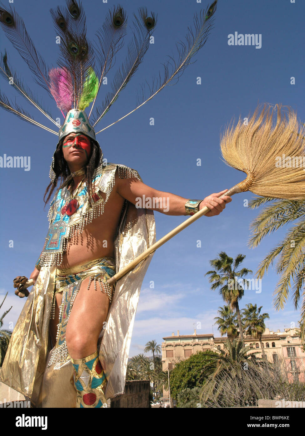 Mann aztekischen Azteken Tänzerin Feder Krone Busker Street Performer Kostüm Tanz indigenen Amerika Indianer Mal Stockfoto