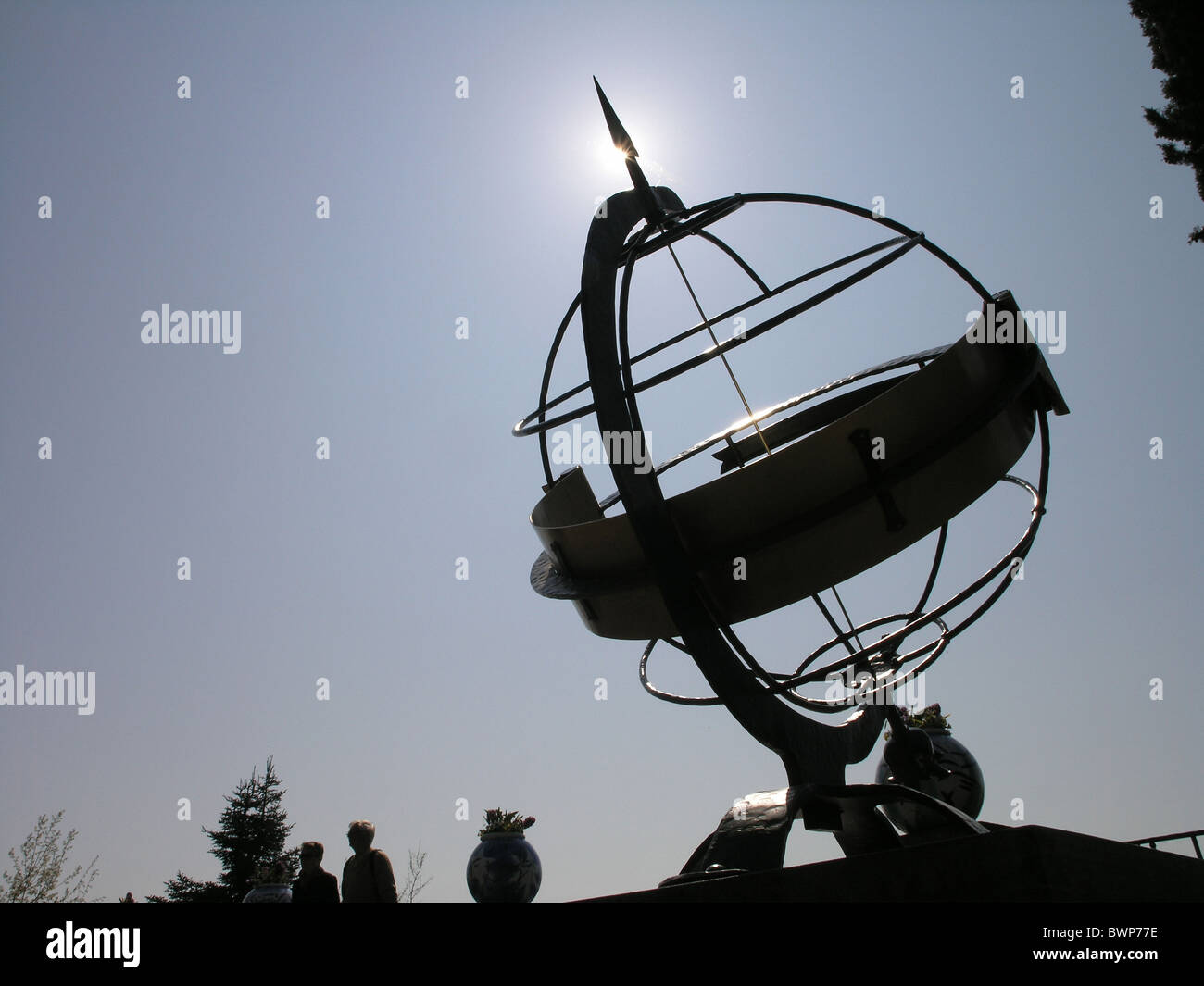Kugel Aus Metall Stürzt Vom Himmel www.alamy.de