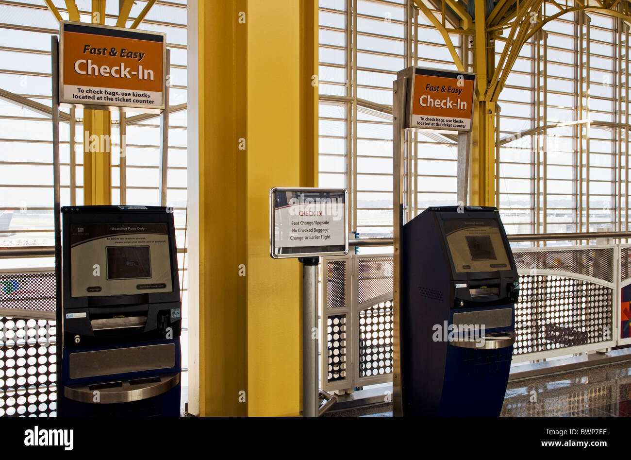 Self Check-in Automaten am Reagan National Airport in der Nähe von Washington DC. Stockfoto