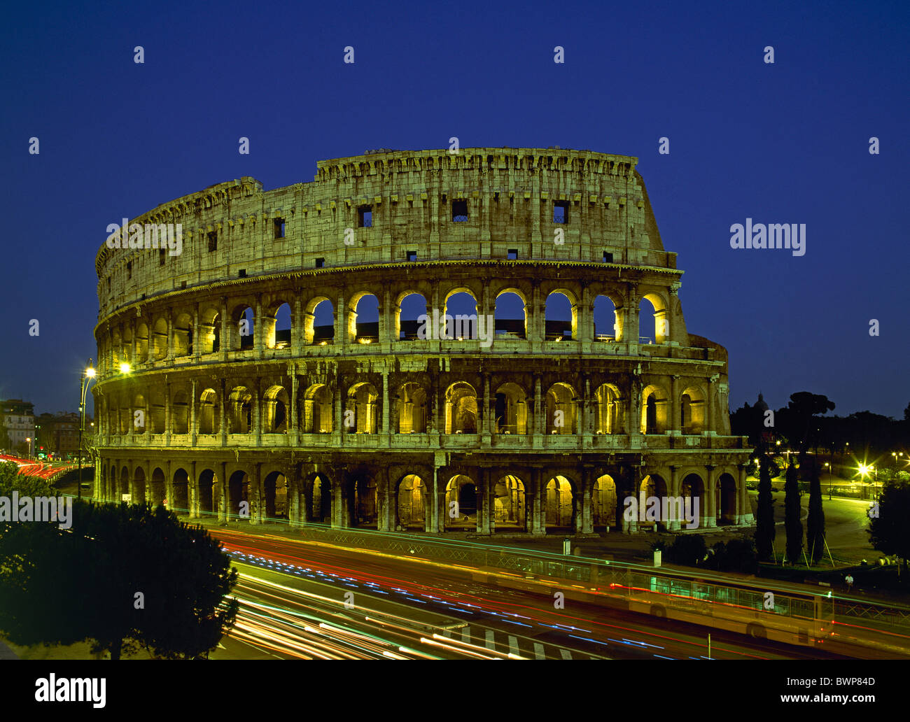 Stadt in Italien Europa Rom Kolosseum Juli 2007 Europa UNESCO Weltkulturerbe beleuchtet Beleuchtung Stockfoto