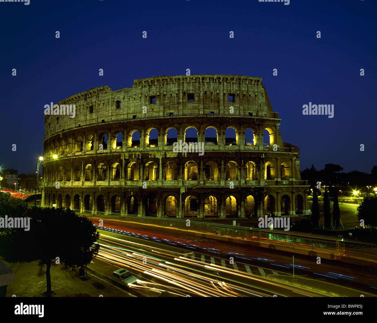 Stadt in Italien Europa Rom Kolosseum Juli 2007 Europa UNESCO Weltkulturerbe beleuchtet Beleuchtung Stockfoto