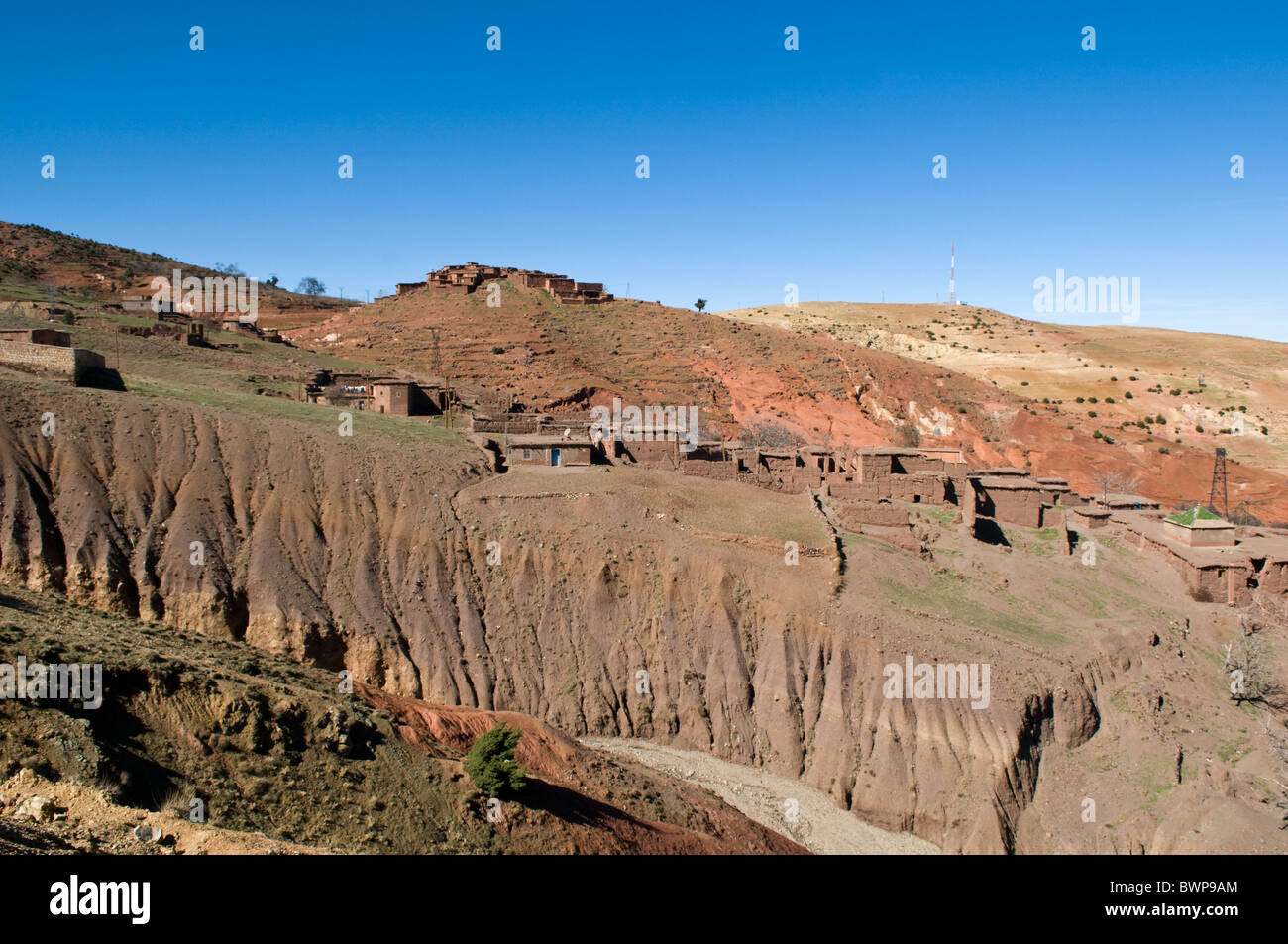 Dorf im Atlasgebirge, Marokko, mit Wasser-erosion Stockfoto