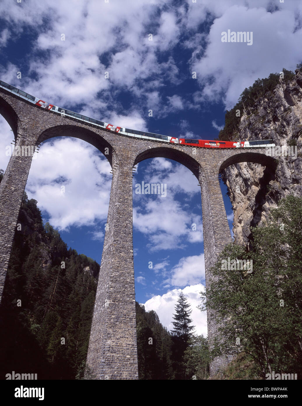 Schweiz Europa Landwasser Viadukt Gletscherexpress Filisur Kanton  Graubünden Graubünden Graubünden Zug Schiene R Stockfotografie - Alamy