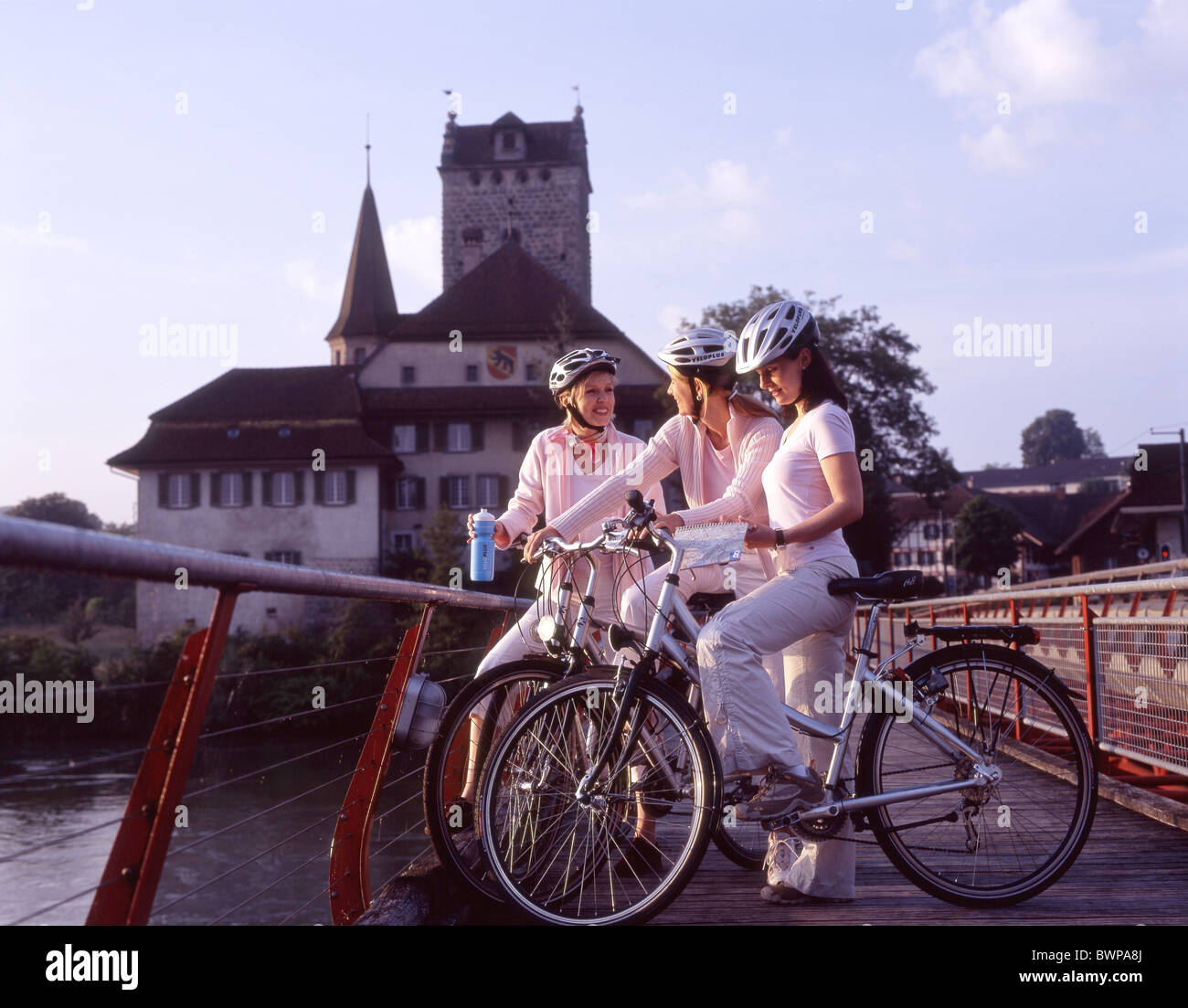 Schweiz Europa Aarwangen Schloss Fluss Aare drei Frauen Freundinnen Gruppe  Fahrrad Fahrräder Radfahren Cyc Stockfotografie - Alamy