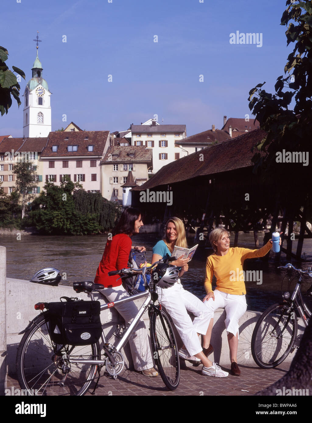 Schweiz Europa Stadt von Olten Altstadt Fluss Aare drei Frauen Freundinnen Gruppe Fahrrad Fahrräder Bicyclin Stockfoto
