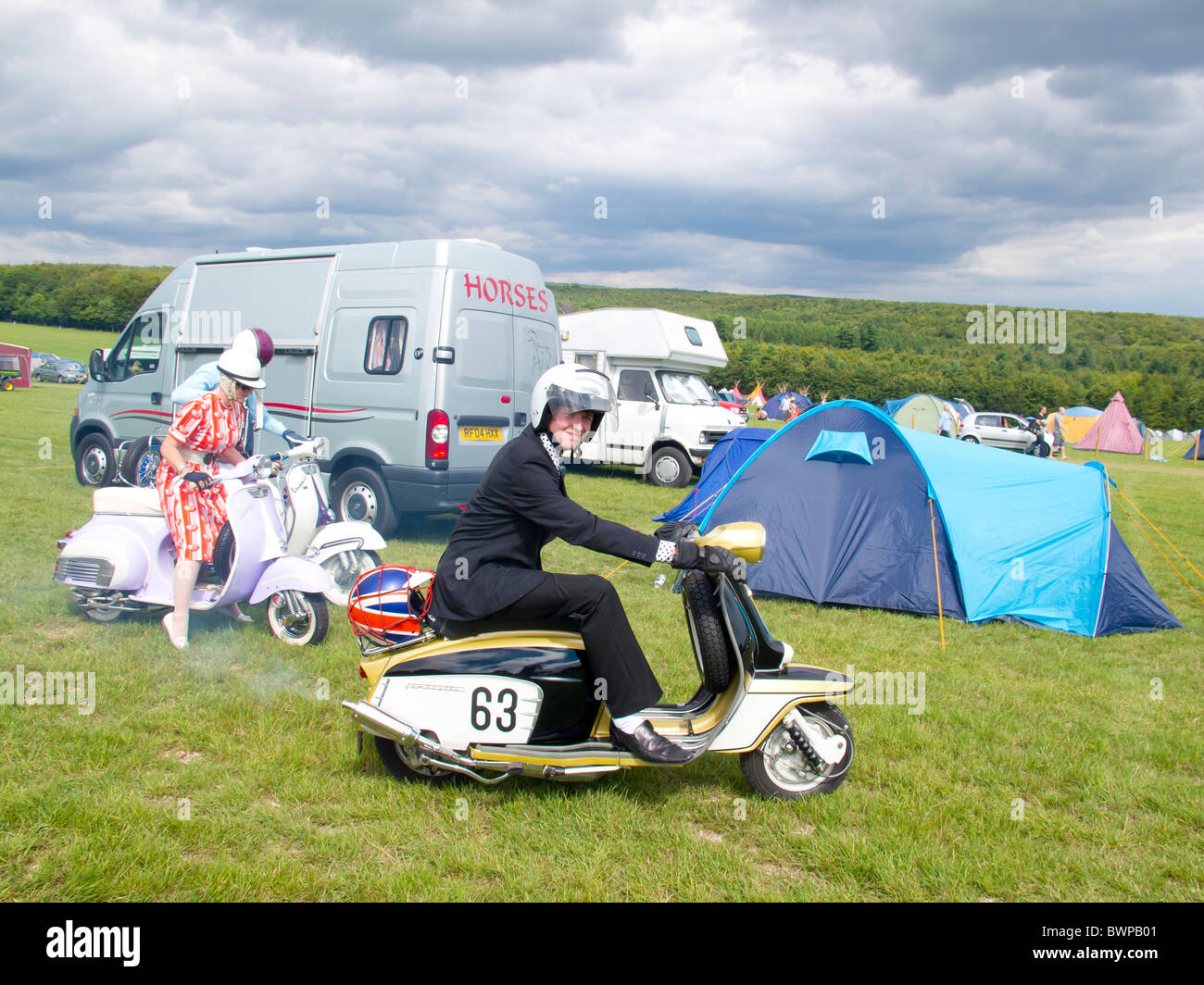 Motorroller auf dem Campingplatz bei Vintage beim Goodwood Festival 2010 Stockfoto