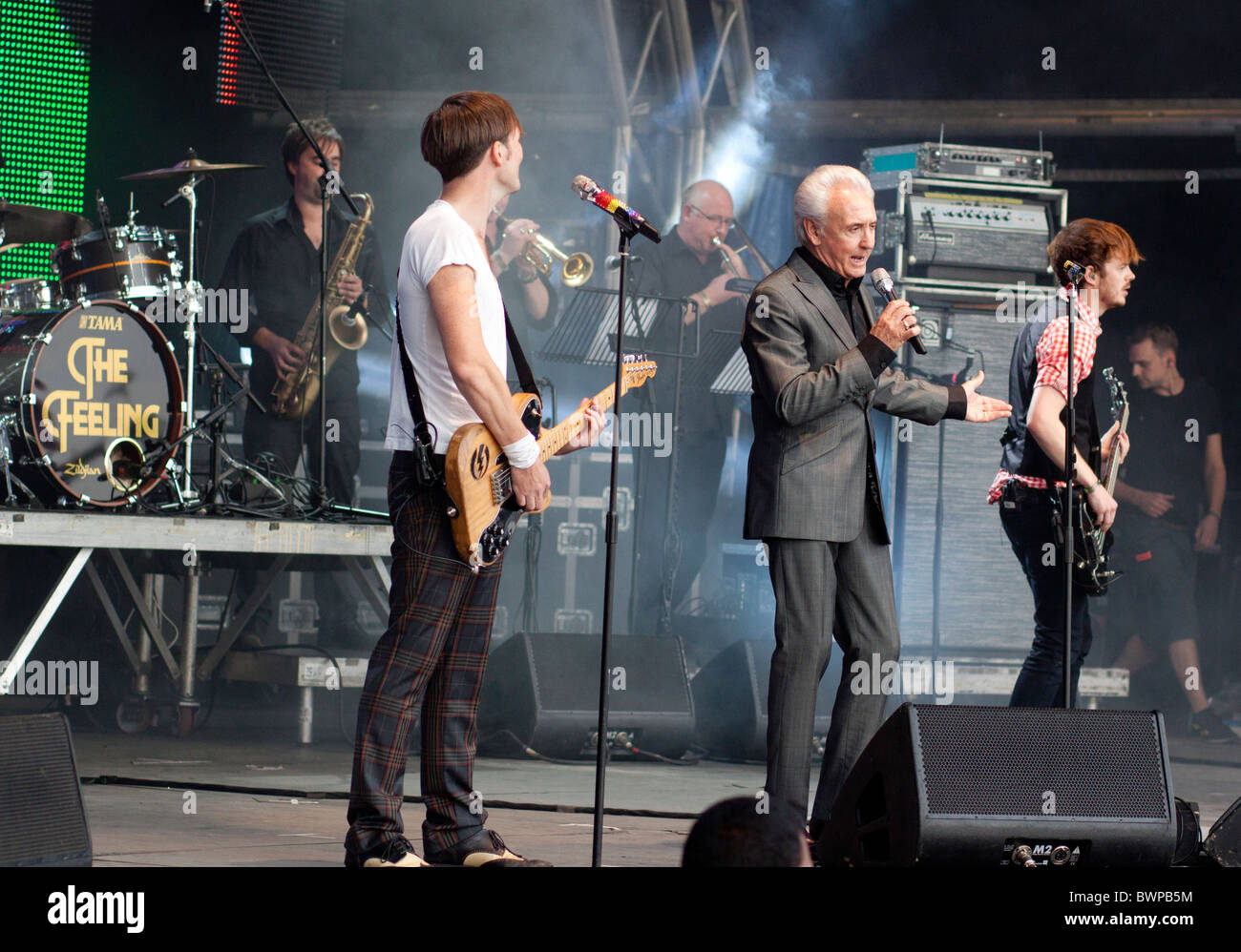 Tony Christie auf der Bühne mit The Feeling bei Vintage bei Goodwood 2010 Stockfoto
