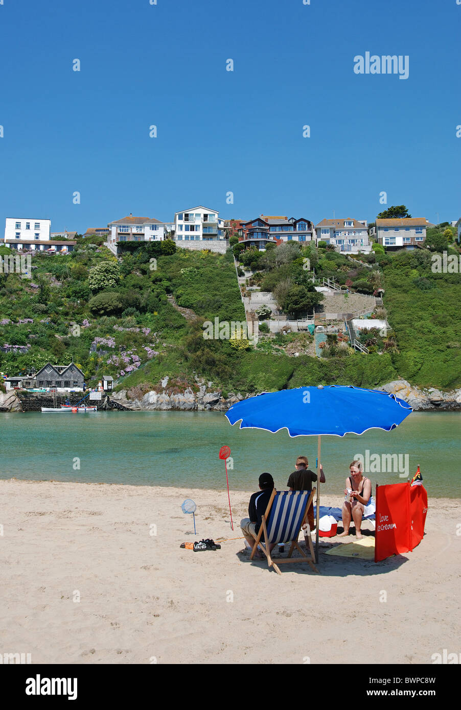 Eine junge Familie auf Urlaub in Crantock in der Nähe von Newquay in Cornwall, Großbritannien Stockfoto