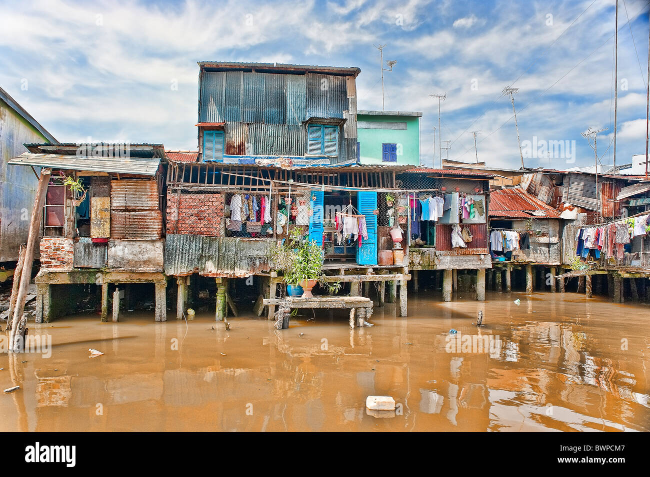 Häuser entlang des Mekong Flusses außerhalb von Ho-Chi-Minh-Stadt-Vietnam Stockfoto