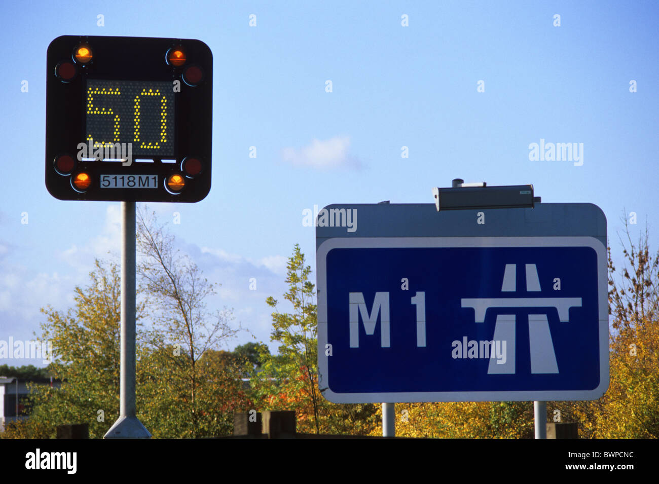 blinkende Warnsignal für reduzierte Höchstgeschwindigkeit auf Autobahn M1 wegen Überlastung in der Nähe von Leeds Yorkshire UK Stockfoto