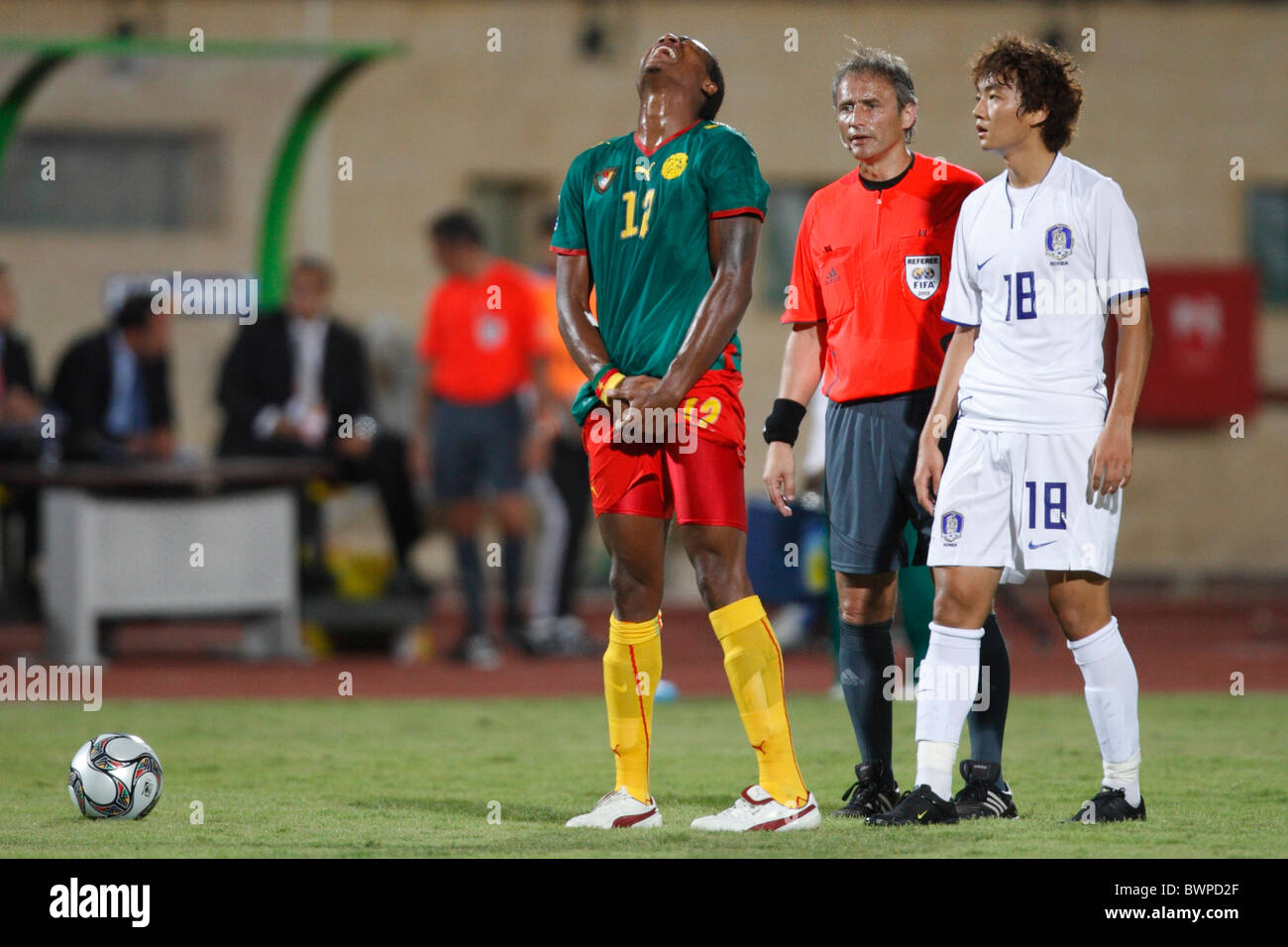 Adolphe Teikeu von Kamerun hält die Leiste nach oben erschüttert wird, während ein 2009 FIFA U-20 WM-Gruppe C-Partie gegen Südkorea Stockfoto