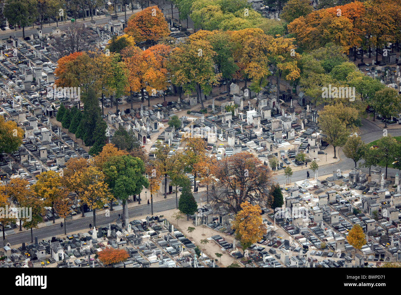 Friedhof Montparnasse im Herbst, gesehen von der Spitze des Tour Montparnasse, Paris Frankreich Stockfoto