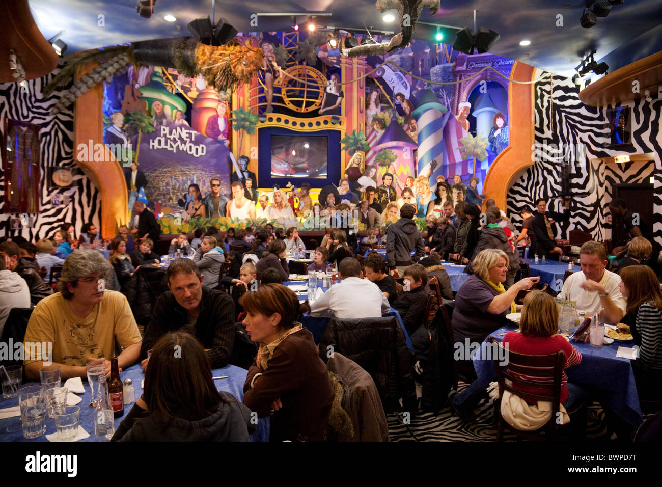 Menschen essen im Planet Hollywood Restaurant, Disney Village, Disneyland Paris, France Europe Stockfoto