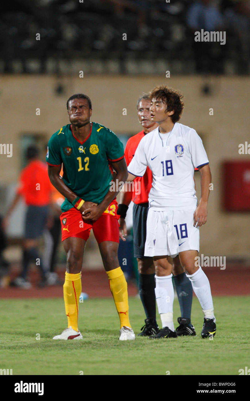 Adolphe Teikeu von Kamerun hält die Leiste nach oben erschüttert wird, während ein 2009 FIFA U-20 WM-Gruppe C-Partie gegen Südkorea Stockfoto