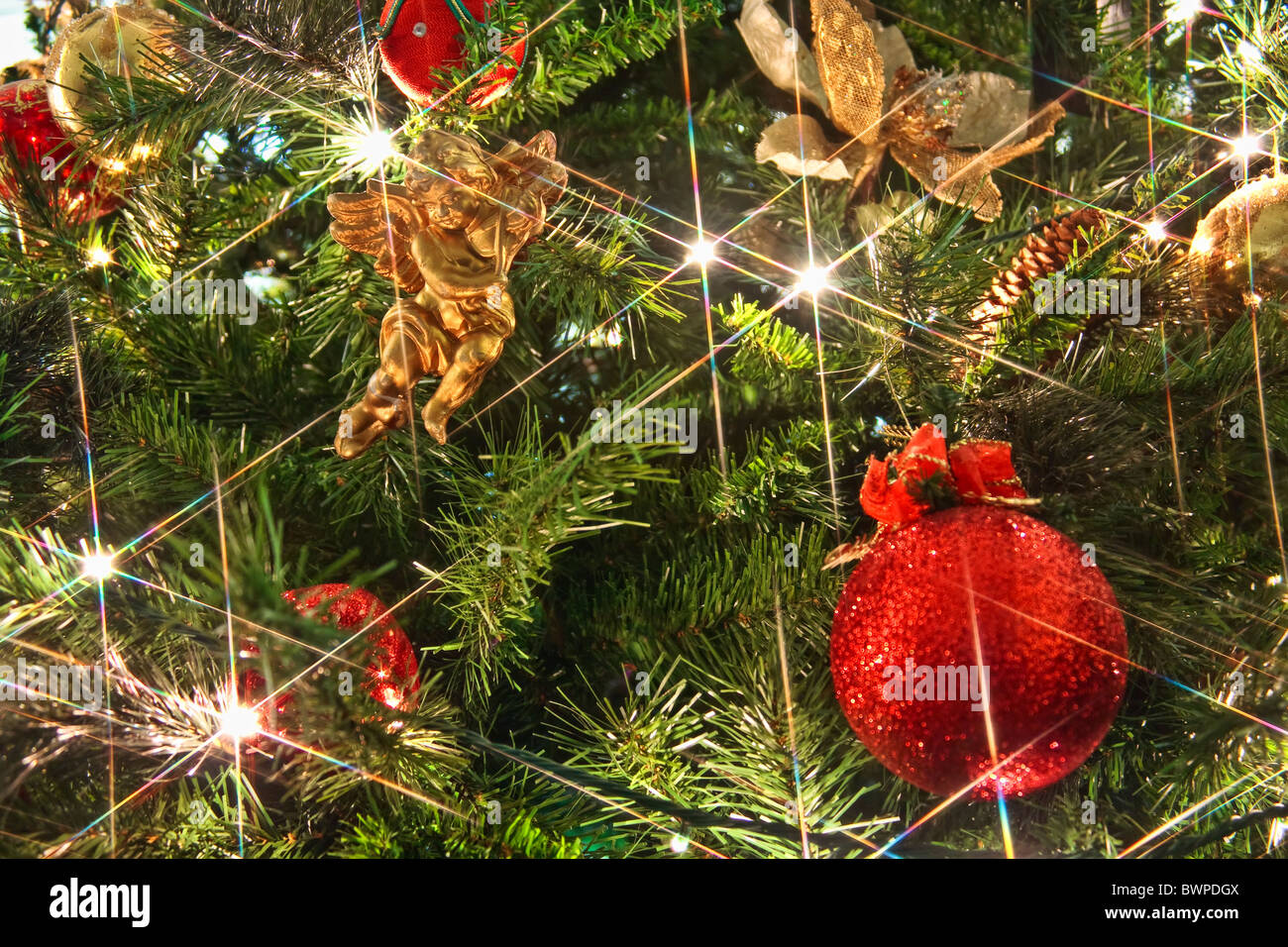 Christbaumkugel und Engel mit Stern-Effekt Stockfoto