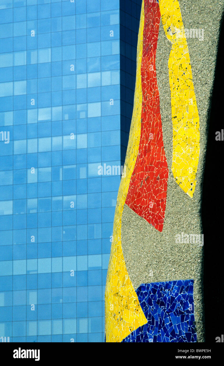 Ein Detail des Joan Mirós "Frau und Vogel" Skulptur fotografiert vor dem Hintergrund der Glas verkleideten Bürogebäude Stockfoto