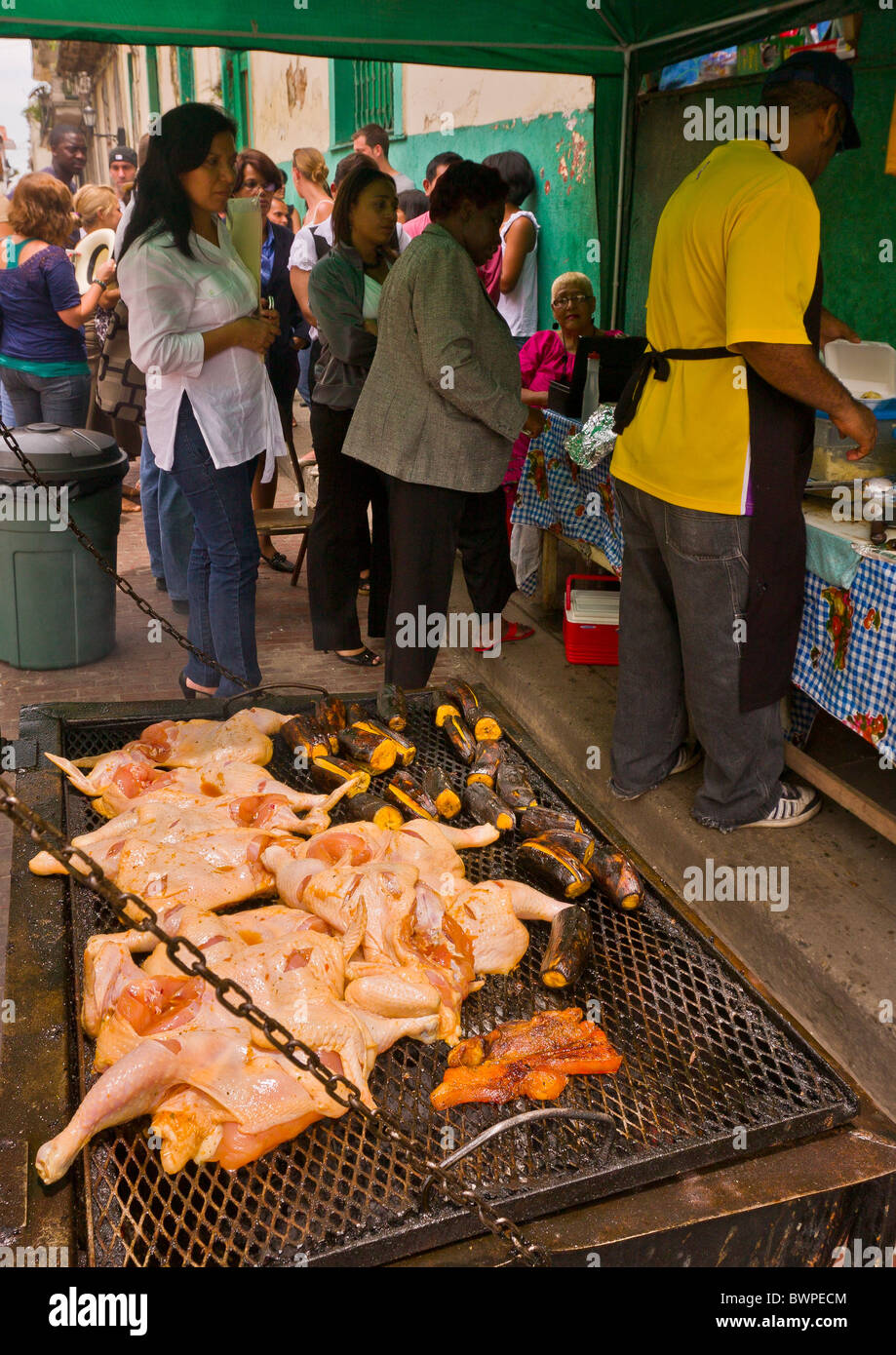 PANAMA-Stadt, PANAMA - gegrilltes Huhn und Kochbananen, Casco Viejo, historischen Zentrum der Stadt. Stockfoto