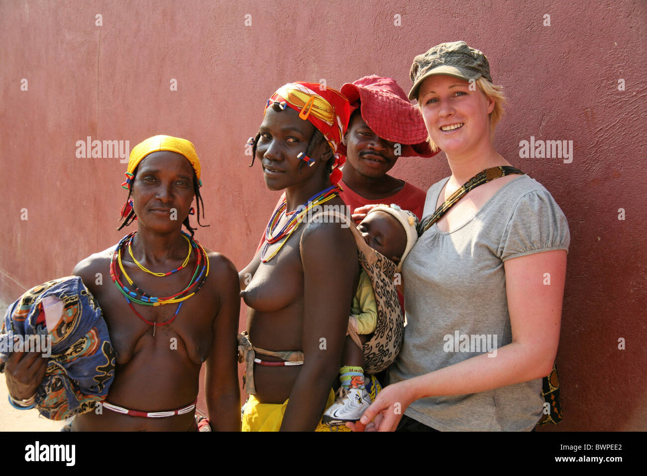 Namibia Afrika Opuwo Sommer 2007 einheimischen Frauen Frau Frau Baby Portrait Gruppe Touristen meetin Stockfoto