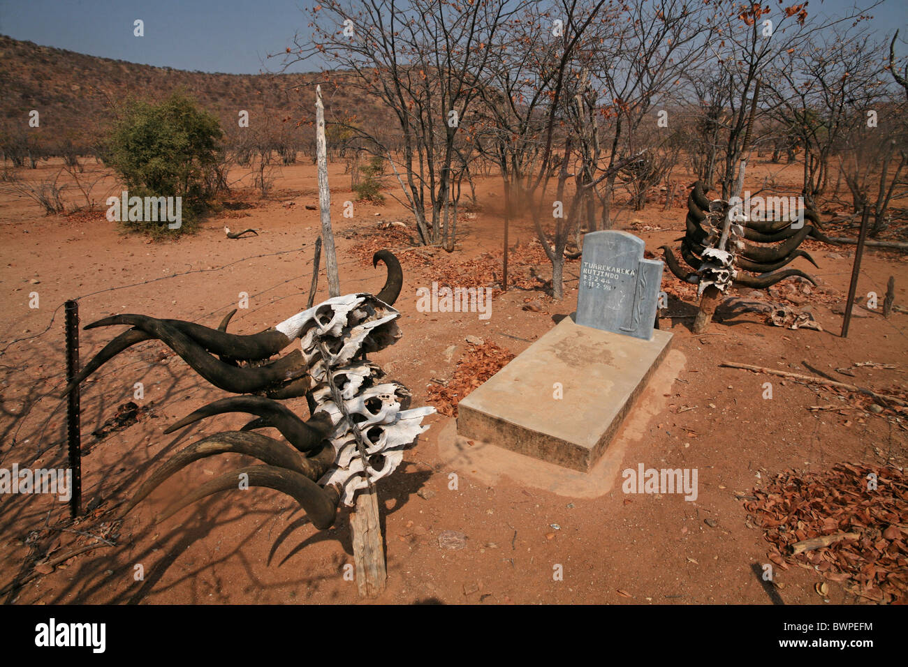 Namibia Afrika Himbas Sommer 2007 Afrika einheimischen traditionellen einheimischen Ureinwohner Grab Tierschädel t Stockfoto