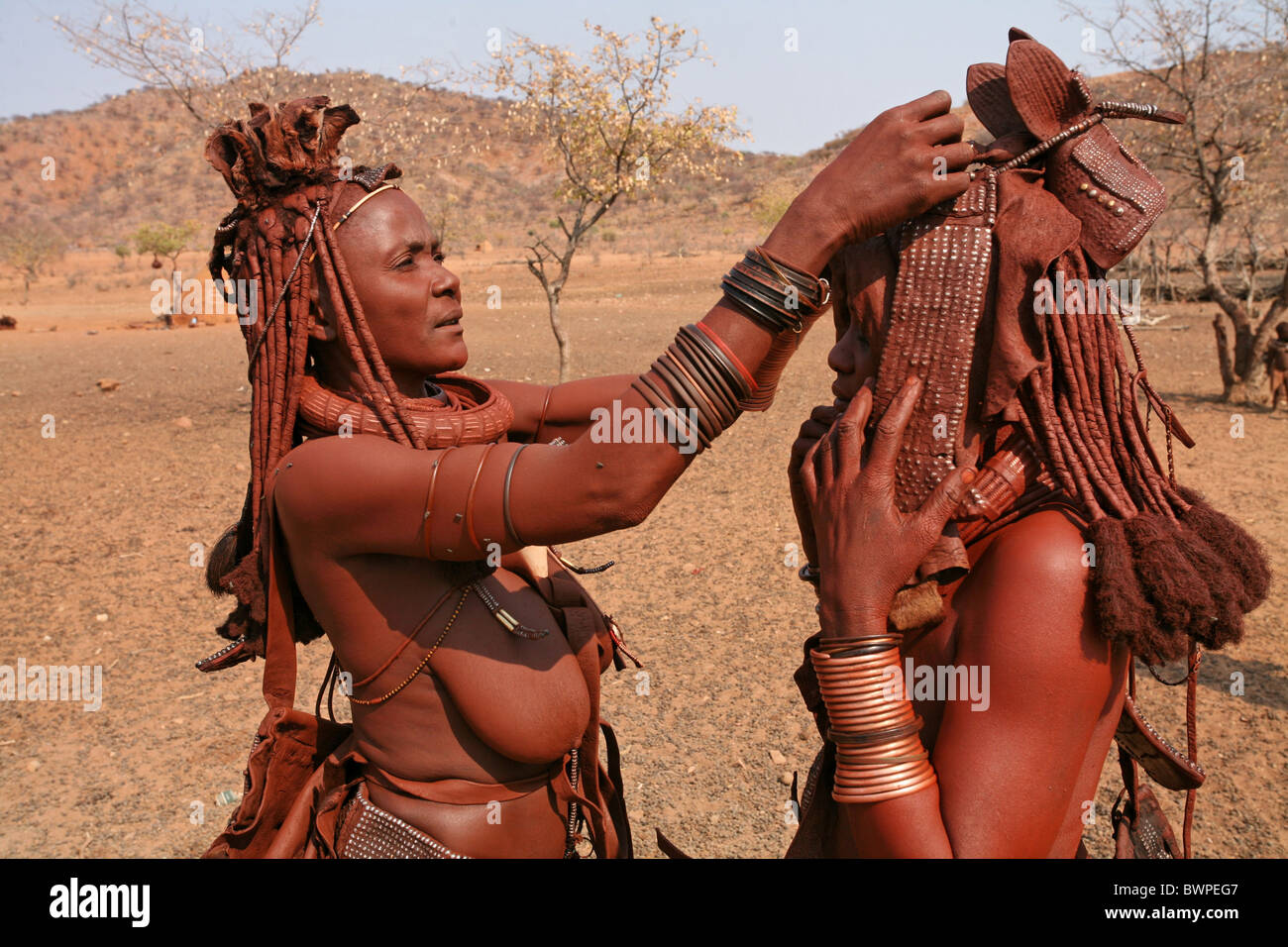 Namibia Afrika Himba Stamm Sommer 2007 Afrika einheimischen traditionellen Schmuck Schmuck native Eingeborenen zwei Stockfoto