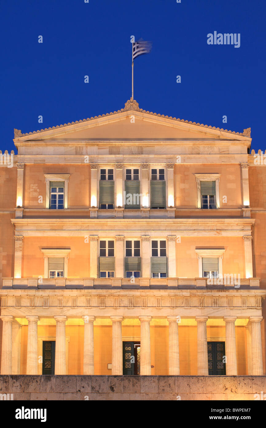 Das griechische Parlament (Detail) bei Nacht Stockfoto