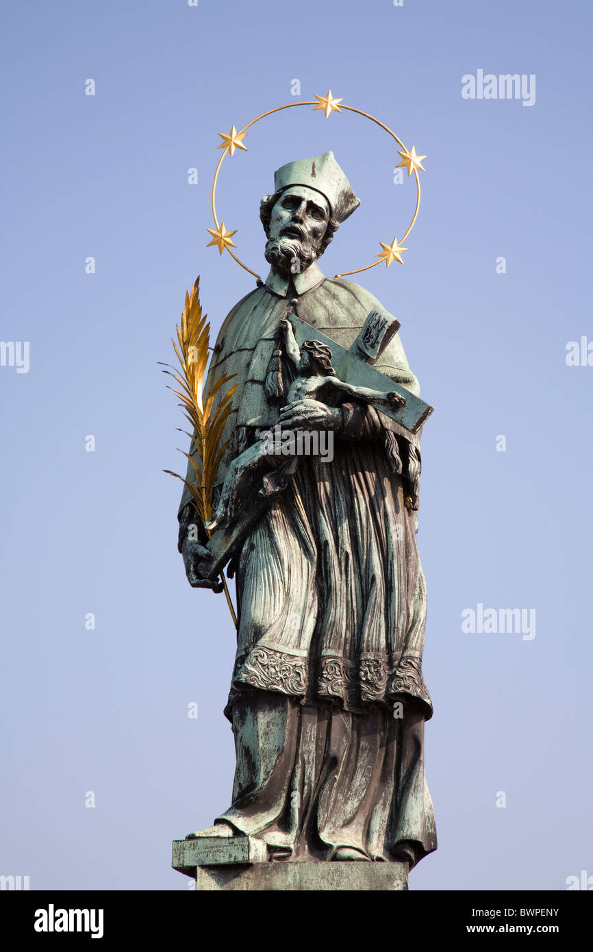 Prag-Heilig-John Nepomuk-Statue auf der Karlsbrücke Stockfoto