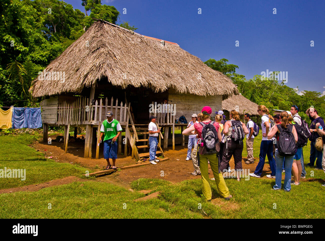 LAKE BAYANO, PANAMA - Ökotouristen am Dorf von Pueblo Nuevo, indigene Gebiet Comarca Kuna de Madungandi. Stockfoto