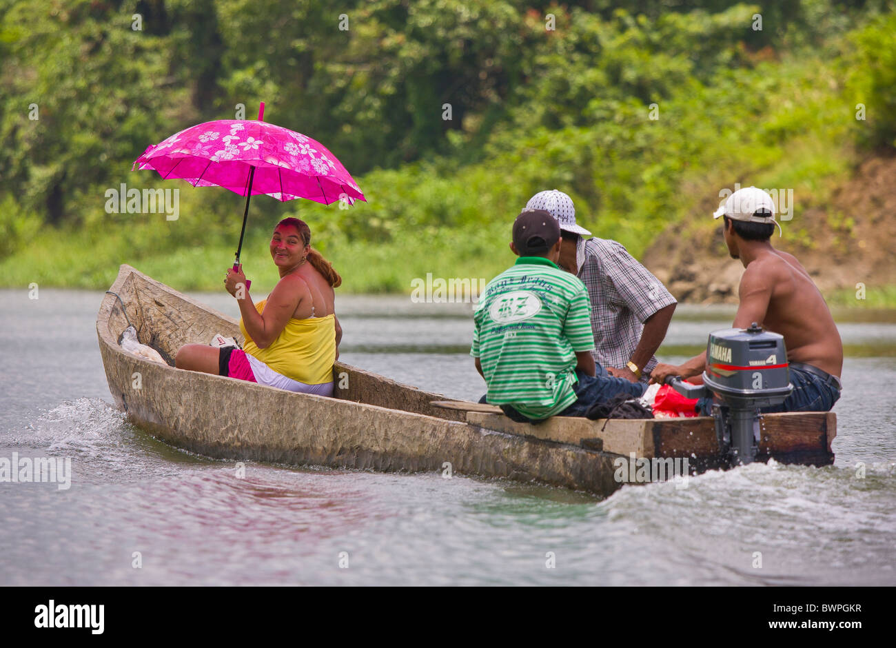 LAKE BAYANO, PANAMA - Personen in Kanu, indigene Gebiet Comarca Kuna de Madungandi. Stockfoto