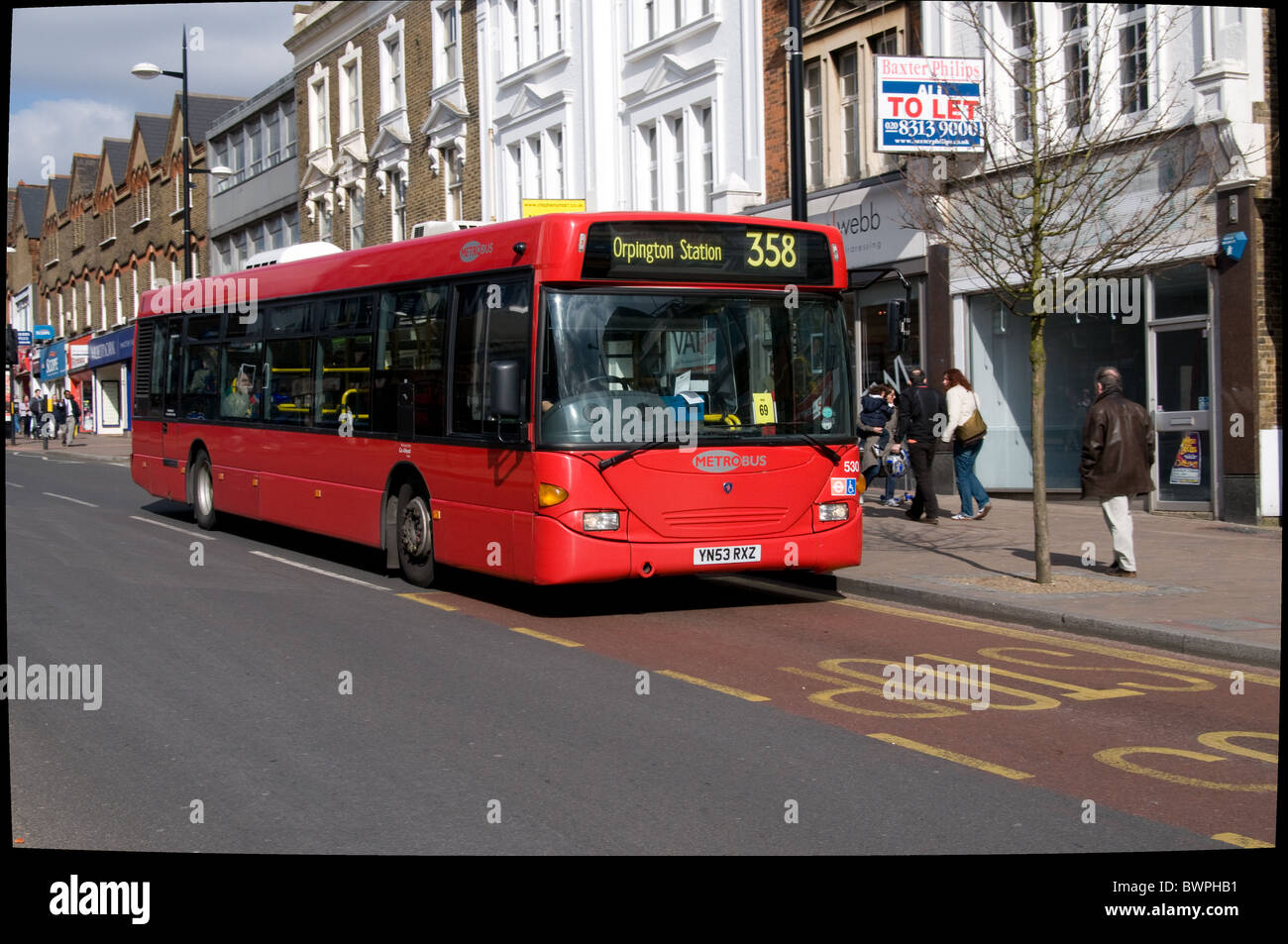 Ein rotes reist entlang Bromley High Street, Kent London single-Deck-Bus betrieben von Metrobus, Bestandteil der Gruppe "grünes Licht". Stockfoto
