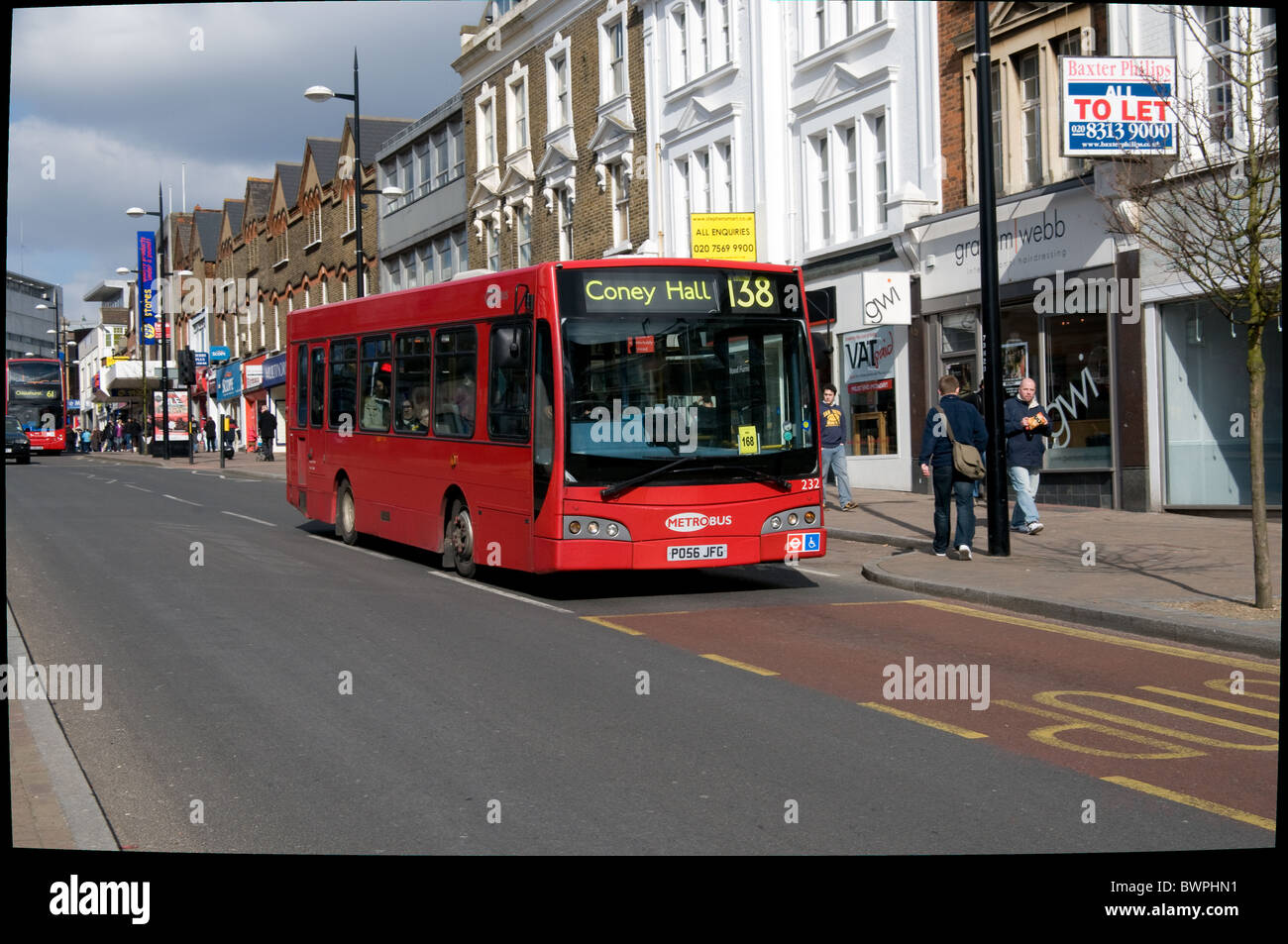 Ein rotes reist entlang Bromley High Street, Kent London single-Deck-Bus betrieben von Metrobus, Bestandteil der Gruppe "grünes Licht". Stockfoto
