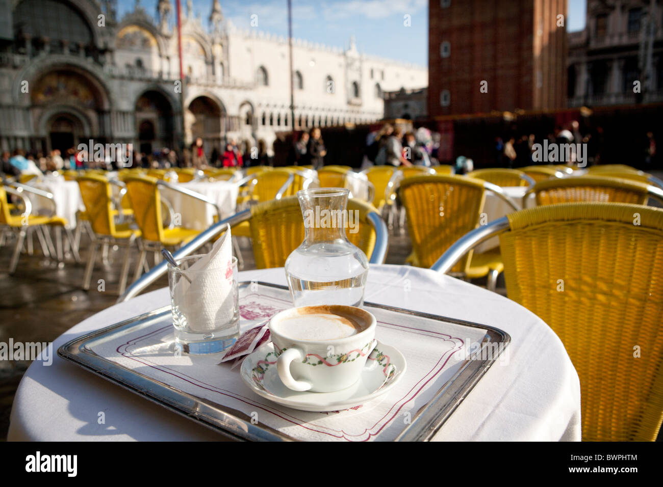 Keinen besseren Ort für einen Cappuccino als in Venedig Markusplatz entfernt Stockfoto